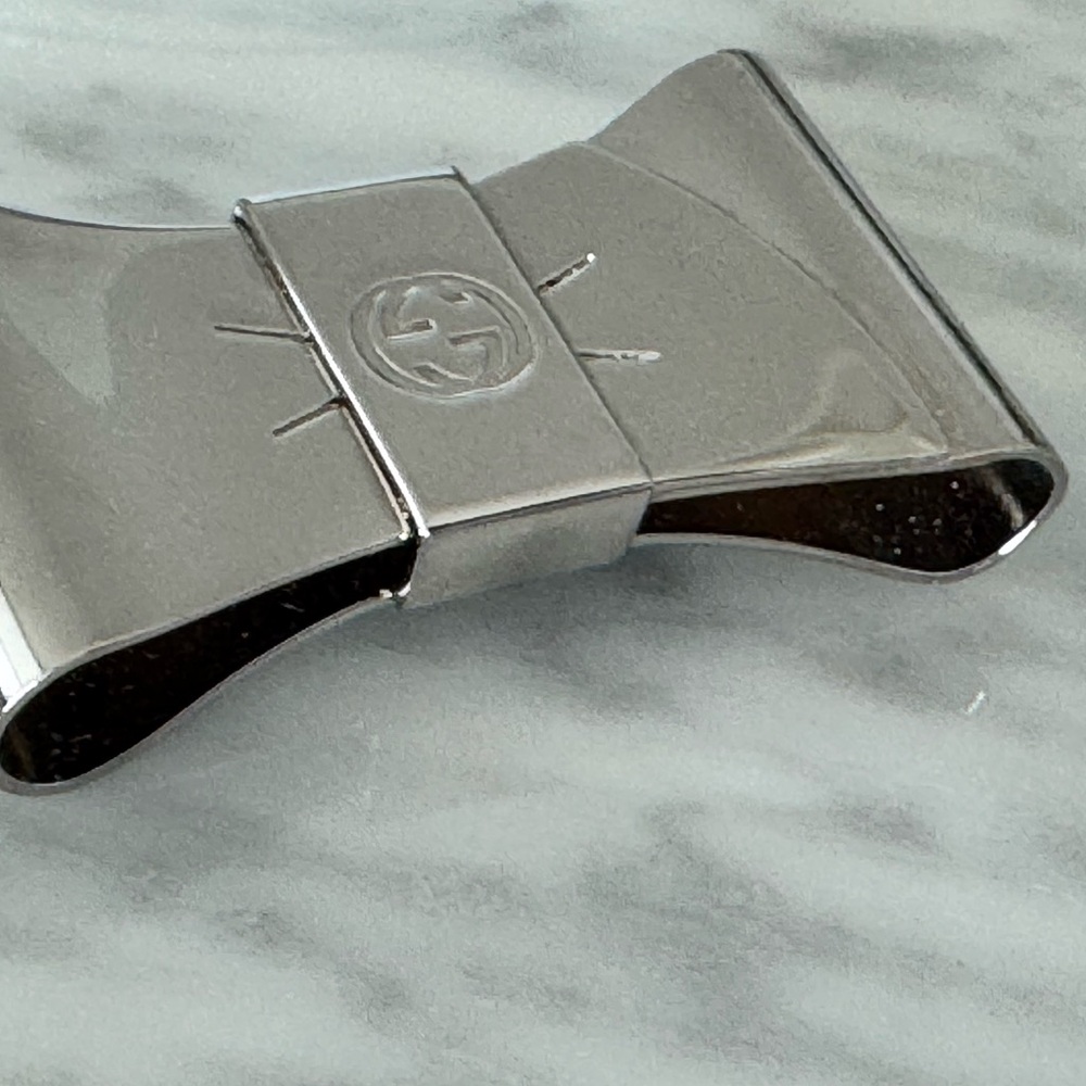 Authentic Gucci Metal bow brooch color silver